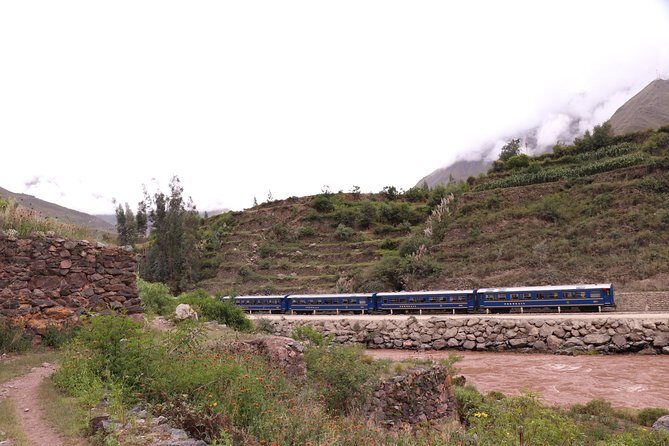 2-Day Inca Trail to Machu Picchu with Panoramic Train - Intipunku (Sun Gate): your first Machu Picchu reveal