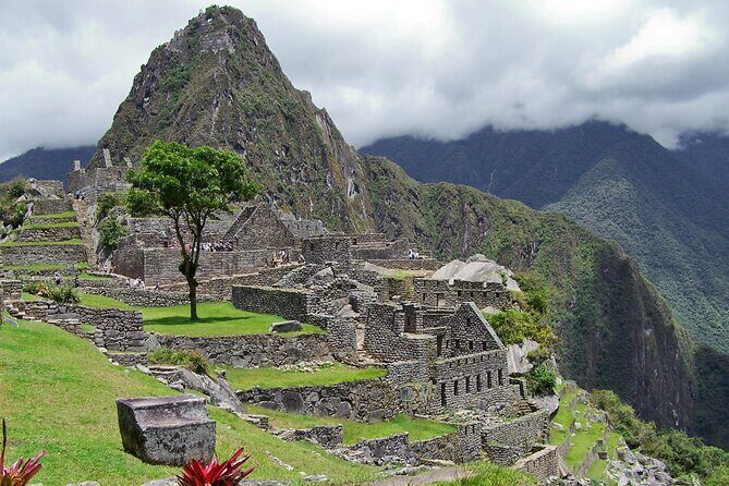 2-Day Sacred Valley & Machu Picchu Tour by Train from Cusco - Tunupa buffet lunch and Ollantaytambo’s ruins before the train