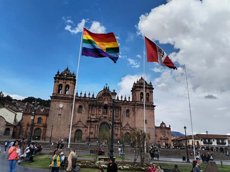 Cusco: Historic Walking Tour & Scenic Views with local drink - Starting at Plaza de Armas: the easiest way to get your bearings