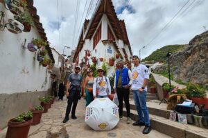 Cusco: Historic Walking Tour with Pisco Sour and Local Music - Plaza de las Nazarenas: a short stop with a payoff