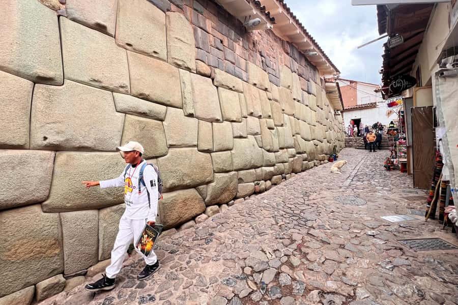 Cusco: Historic Walking Tour with Pisco Sour and Music Show - Where the tour starts in Plaza de Armas (and why it matters)