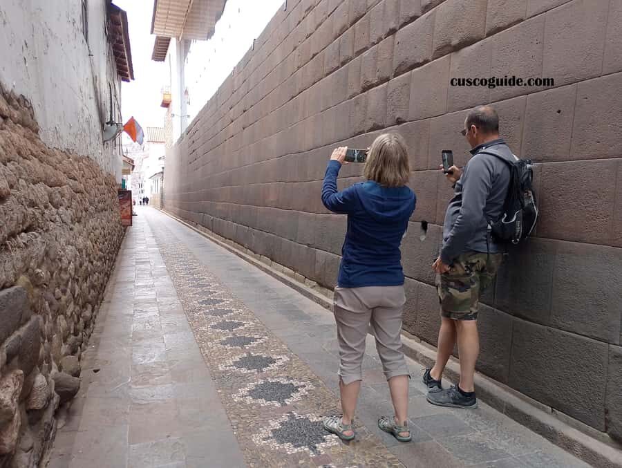 Cusco Walking Tour: Downtown, Sun Temple & San Blas Views - The Twelve-Angled Stone: precision you can see with your own eyes