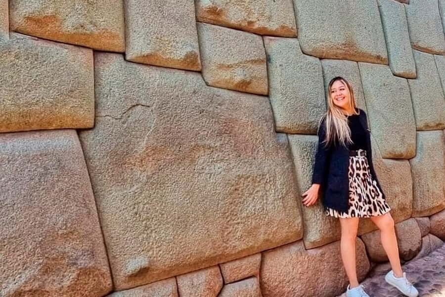 Cusco: Walking Tour with an Experienced Local Guides - Finding Your Guide Under the Purple Umbrella in Cusco