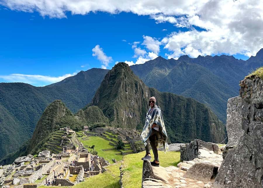 From Cusco: Full-Day Group Tour of Machu Picchu - Aguas Calientes handoff: bus to the entrance gate