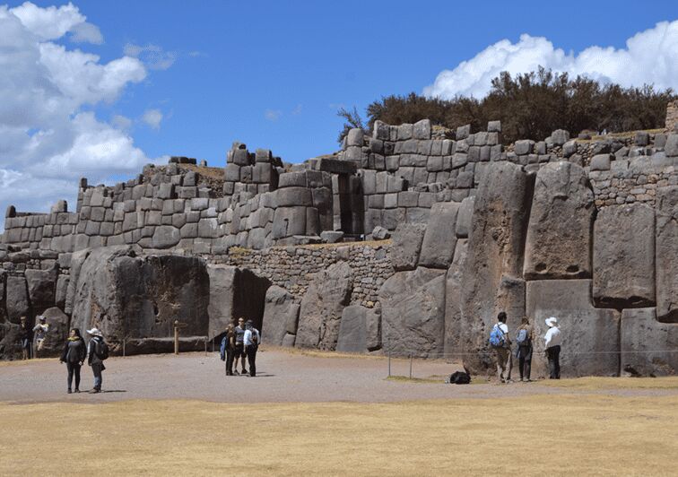 In Cusco: Saqsaywaman, Qenqo, Pukapukara, Tambomachay. - Sacsayhuamán fortress: massive stonework and Inti Raymi energy