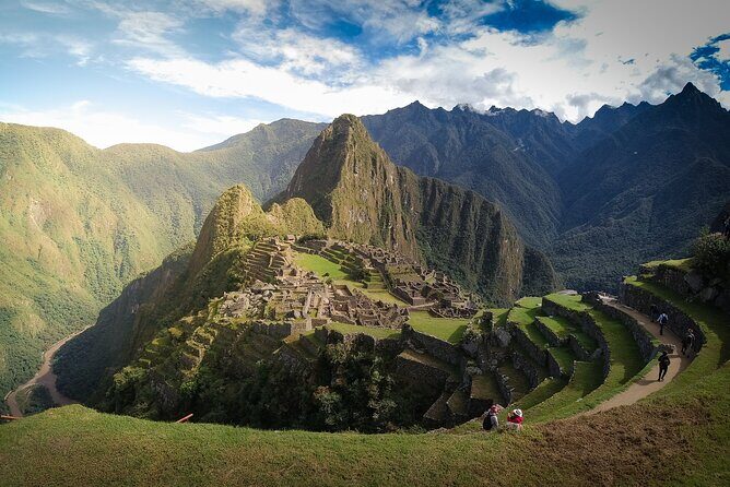 Machu Picchu Full-Day Tour by Train from Cusco - Small Group - The 6:10 a.m. train to Aguas Calientes: views that don’t feel like a trade