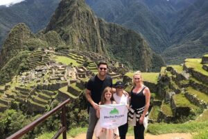 Machu Picchu & Sacred Valley 2-Day Tour - Ollantaytambo: cobbled streets, Inca drainage, and a resistance story