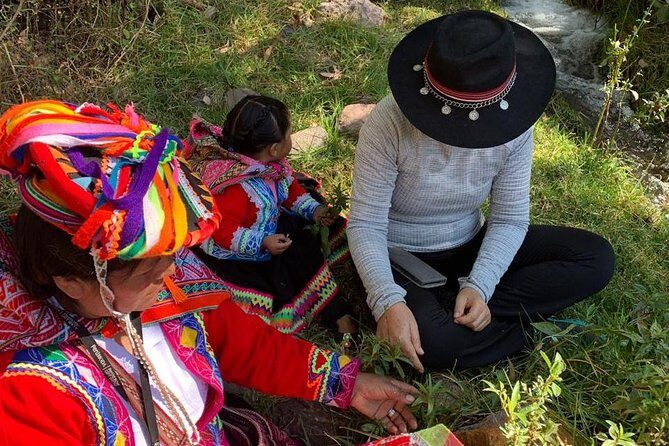 Sacred Valley Textile Workshop – Dyeing & Weaving in Cusco - Backstrap weaving: your loom time is the real workout