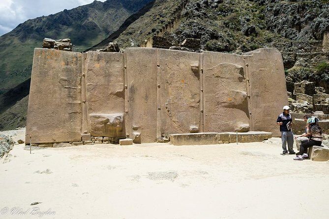 Sacred Valley with Peru Vip : Pisac, Ollantaytambo and Chinchero - Awana Kancha camelids: the best kind of warm-up