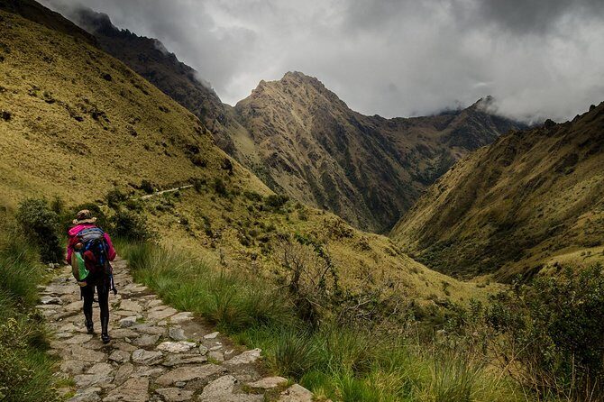 Short Inca Trail 2 Day Hike to Machu Picchu with Permits & Train - Day 2: early bus to Machu Picchu and a focused guided visit